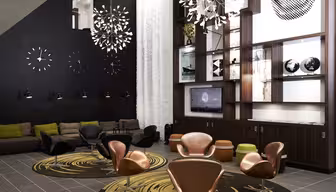 Modern lounge med bruna och gröna säten, dekorativa mattor och konstnärliga ljusarmaturer. En väggmonterad TV och moderna hyllor med böcker och inredningsföremål finns till höger. Väggklockor och en stor texturerad gardin finns i bakgrunden.
