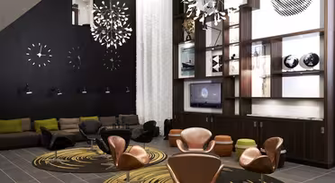 Modern lounge med bruna och gröna säten, dekorativa mattor och konstnärliga ljusarmaturer. En väggmonterad TV och moderna hyllor med böcker och inredningsföremål finns till höger. Väggklockor och en stor texturerad gardin finns i bakgrunden.