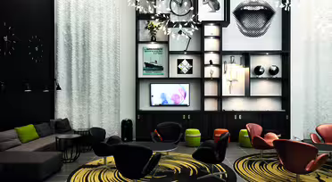 Modern lounge med eklektisk inredning, inklusive abstrakt konst på väggarna och en cykel. Utrymmet har olika stolar runt runda mattor med gula mönster. En soffa sitter åt sidan under modern belysning mot en strukturerad vägg.