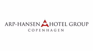 Logotyp för Arp-Hansen Hotel Group med bokstaven "A" i rött. Texten lyder "Arp-Hansen Hotel Group Copenhagen" i svart på vit bakgrund.