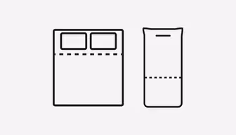 Illustration som visar ett täcke med två kuddar på vänster sida och ett täcke vikt inuti ett överdrag på höger sida. Streckade linjer indikerar vikpartier på båda täckena.
