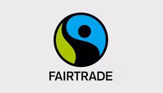 Bilden visar Fairtrade-logotypen, med en stiliserad person i svart, en svängd blå form och en grön sektion. Ordet "FAIRTRADE" är skrivet under den cirkulära designen på en ljus bakgrund.