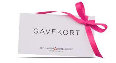 Ett presentkort från Arp-Hansen Hotel Group, Köpenhamn, med ordet "GAVEKORT" med feta svarta bokstäver. Den är prydd med ett levande rosa band knytet snyggt på höger sida.